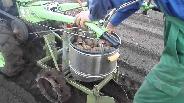 Посадка картофеля под толкающий трактор