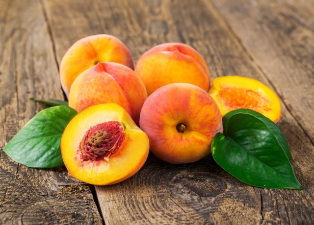 Достоинства и опасности персиков для организма человека